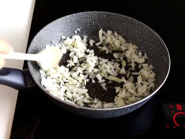 Spanakopita, izjemno preprosta grška pita s špinačo in sirom feta - Priprava korak 1