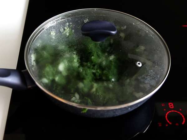 Spanakopita, izjemno preprosta grška pita s špinačo in sirom feta - Priprava korak 2