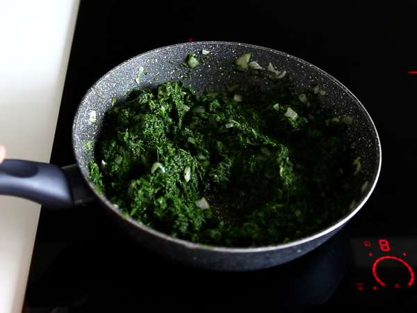 Spanakopita, izjemno preprosta grška pita s špinačo in sirom feta - Priprava korak 3