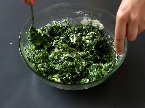 Spanakopita, izjemno preprosta grška pita s špinačo in sirom feta - Priprava korak 5