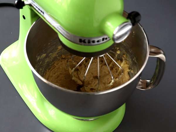 XXL piškotki z lešniki, mlečno čokolado in pralineji - Priprava korak 1