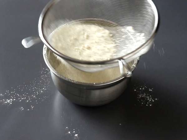 XXL piškotki z lešniki, mlečno čokolado in pralineji - Priprava korak 2