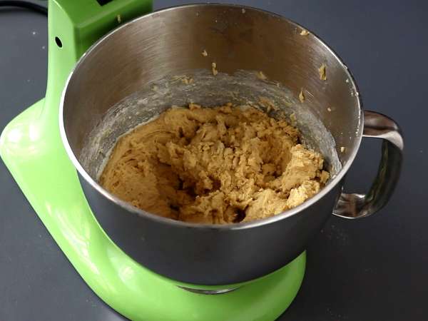 XXL piškotki z lešniki, mlečno čokolado in pralineji - Priprava korak 3