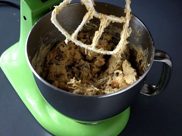 XXL piškotki z lešniki, mlečno čokolado in pralineji - Priprava korak 4