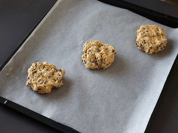 XXL piškotki z lešniki, mlečno čokolado in pralineji - Priprava korak 5