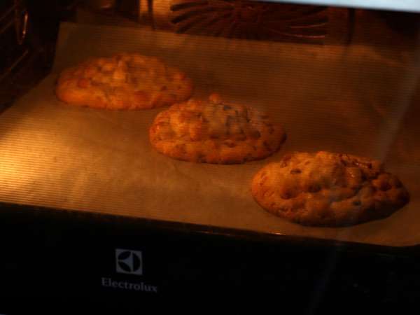 XXL piškotki z lešniki, mlečno čokolado in pralineji - Priprava korak 6