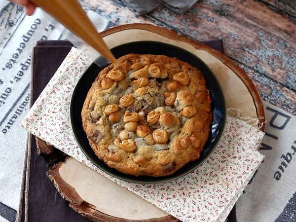 XXL piškotki z lešniki, mlečno čokolado in pralineji - Priprava korak 7