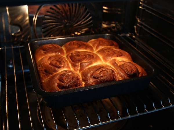 Cimetovi zvitki, cimetov brioš z vanilijevim prelivom - Priprava korak 10