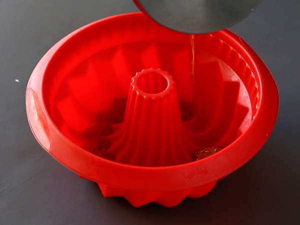 Choco flan, popolna kombinacija vlažne čokoladne torte in vanilijevega karamelnega flana. - Priprava korak 2