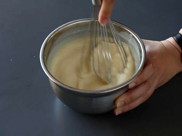 Choco flan, popolna kombinacija vlažne čokoladne torte in vanilijevega karamelnega flana. - Priprava korak 3