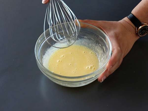 Choco flan, popolna kombinacija vlažne čokoladne torte in vanilijevega karamelnega flana. - Priprava korak 5