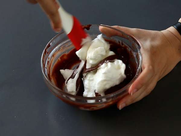 Choco flan, popolna kombinacija vlažne čokoladne torte in vanilijevega karamelnega flana. - Priprava korak 7