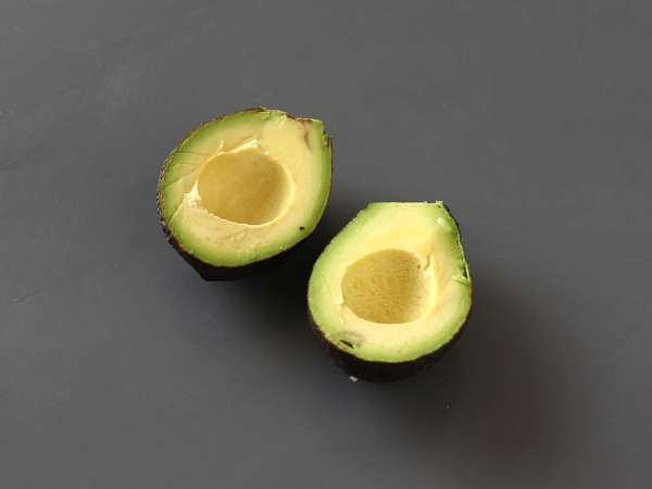 Patacones, kolumbijski toast iz plantaina z gvakamolom in paradižnikom - Priprava korak 1