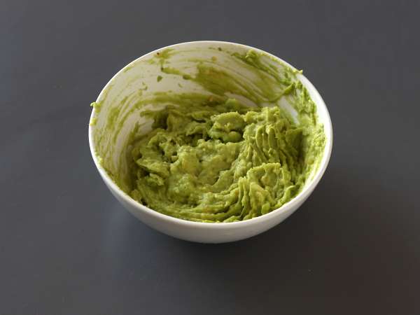 Patacones, kolumbijski toast iz plantaina z gvakamolom in paradižnikom - Priprava korak 2