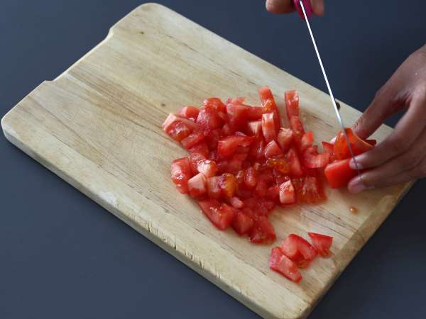 Patacones, kolumbijski toast iz plantaina z gvakamolom in paradižnikom - Priprava korak 3