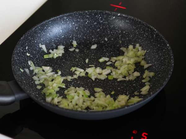 Patacones, kolumbijski toast iz plantaina z gvakamolom in paradižnikom - Priprava korak 4