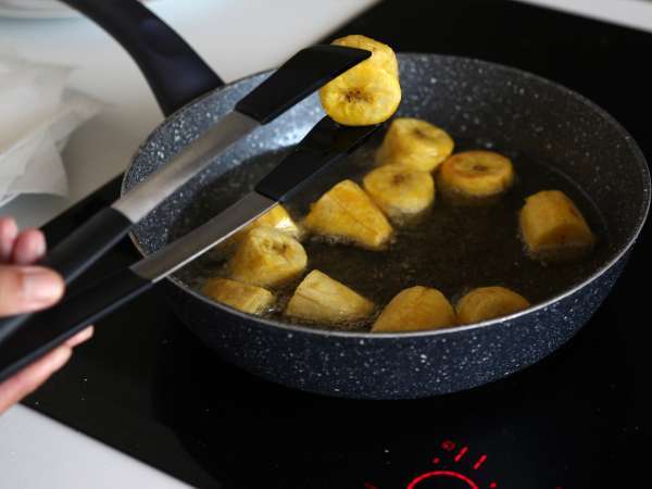 Patacones, kolumbijski toast iz plantaina z gvakamolom in paradižnikom - Priprava korak 8