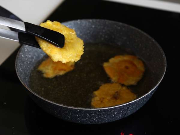 Patacones, kolumbijski toast iz plantaina z gvakamolom in paradižnikom - Priprava korak 10