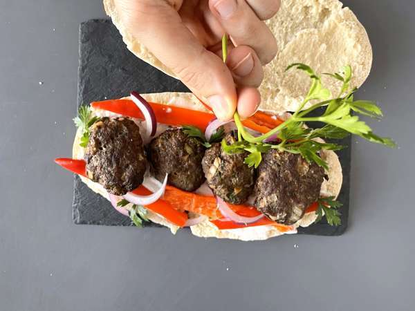 Köfte - turške mesne kroglice v kruhu - Priprava korak 2