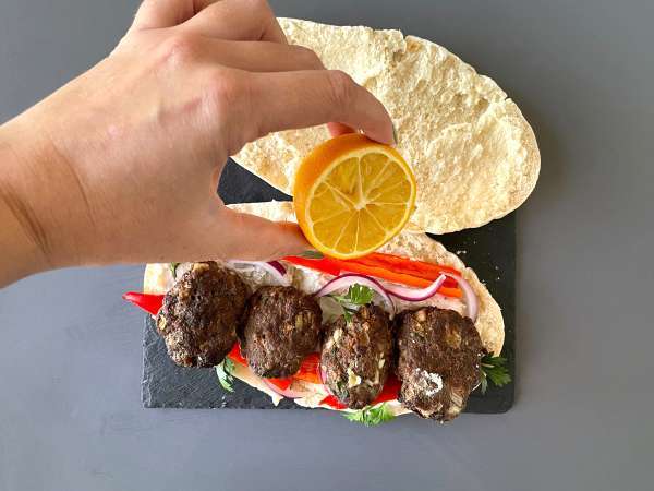 Köfte - turške mesne kroglice v kruhu - Priprava korak 3