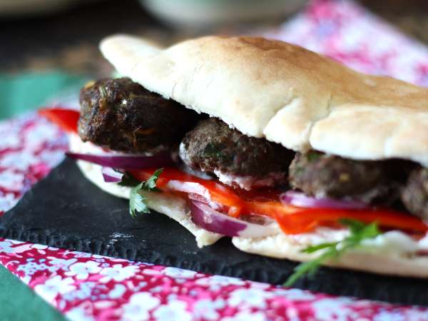 Köfte - turške mesne kroglice v kruhu - Priprava korak 4