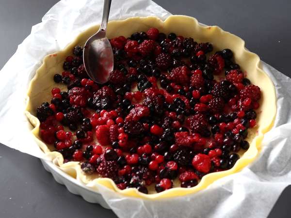 Ekspresni tart z rdečim sadjem - Priprava korak 3