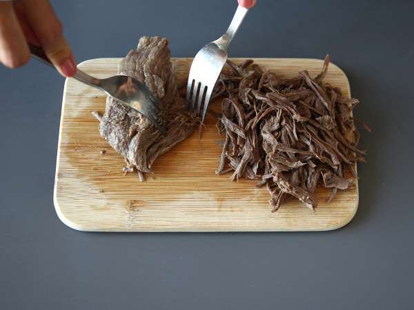 Plantaini, polnjeni z narezanim mesom in naribanim sirom - Priprava korak 2