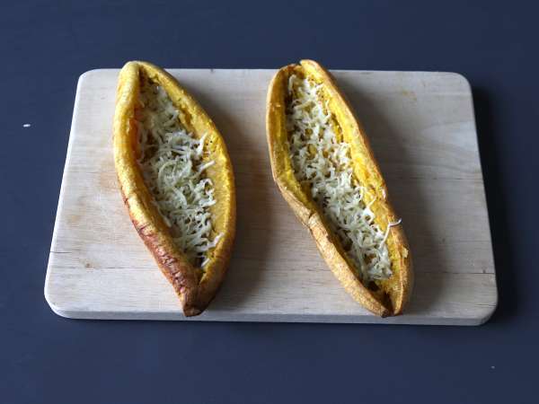 Plantaini, polnjeni z narezanim mesom in naribanim sirom - Priprava korak 7