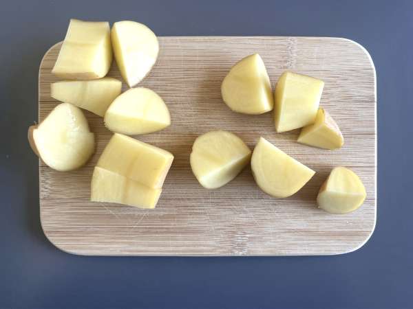 Krompir, pečen v pečici, klasičen in enostaven recept - Priprava korak 1