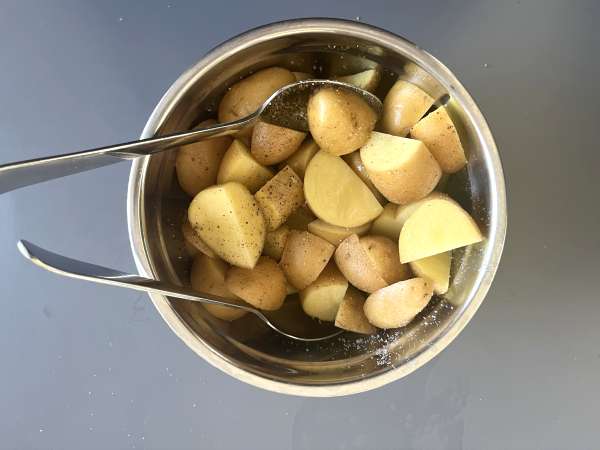 Krompir, pečen v pečici, klasičen in enostaven recept - Priprava korak 2