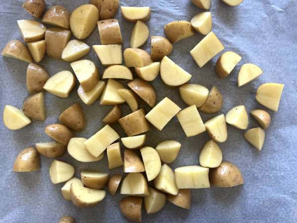 Krompir, pečen v pečici, klasičen in enostaven recept - Priprava korak 3