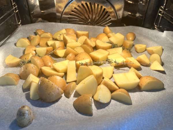 Krompir, pečen v pečici, klasičen in enostaven recept - Priprava korak 5