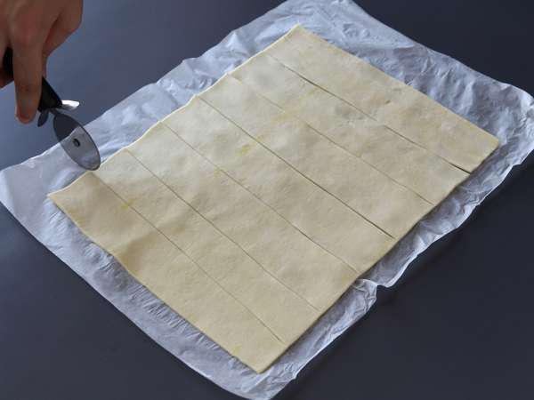 Enostaven soljen newyorški zvitek s pestom in fromage frais s 4 sestavinami - Priprava korak 1