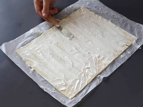 Enostaven soljen newyorški zvitek s pestom in fromage frais s 4 sestavinami - Priprava korak 2