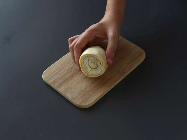 Enostaven soljen newyorški zvitek s pestom in fromage frais s 4 sestavinami - Priprava korak 3