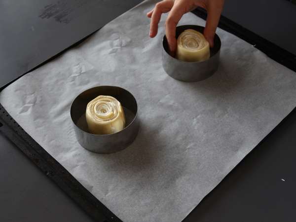 Enostaven soljen newyorški zvitek s pestom in fromage frais s 4 sestavinami - Priprava korak 4