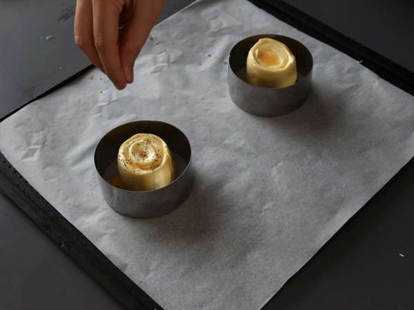 Enostaven soljen newyorški zvitek s pestom in fromage frais s 4 sestavinami - Priprava korak 5