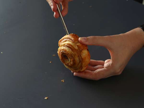 Enostaven soljen newyorški zvitek s pestom in fromage frais s 4 sestavinami - Priprava korak 8