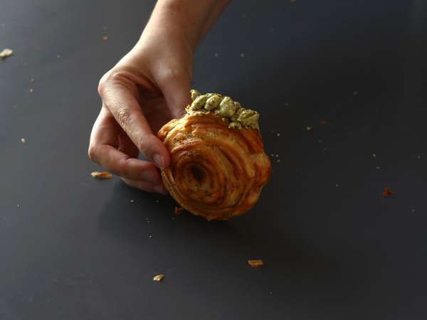 Enostaven soljen newyorški zvitek s pestom in fromage frais s 4 sestavinami - Priprava korak 9