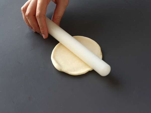 Piškotni zvitki, polnjeni s paradižnikom, šunko in omako iz mocarele. - Priprava korak 1