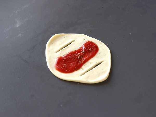 Piškotni zvitki, polnjeni s paradižnikom, šunko in omako iz mocarele. - Priprava korak 3