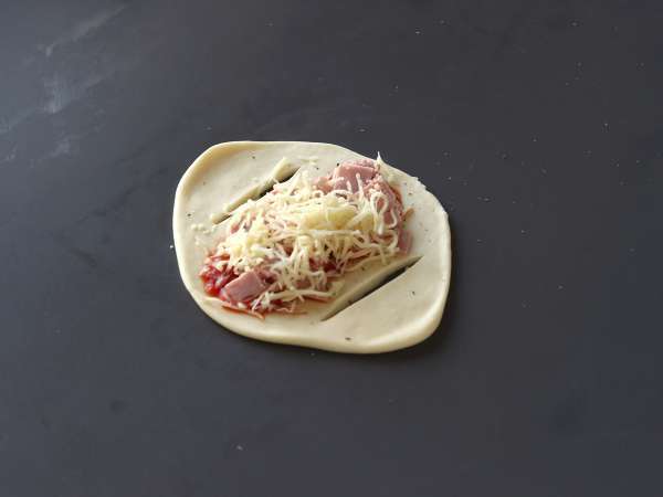 Piškotni zvitki, polnjeni s paradižnikom, šunko in omako iz mocarele. - Priprava korak 4