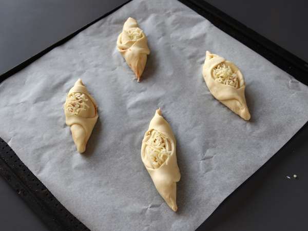 Piškotni zvitki, polnjeni s paradižnikom, šunko in omako iz mocarele. - Priprava korak 6