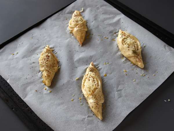 Piškotni zvitki, polnjeni s paradižnikom, šunko in omako iz mocarele. - Priprava korak 7