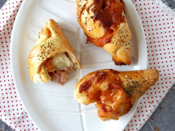 Piškotni zvitki, polnjeni s paradižnikom, šunko in omako iz mocarele. - Priprava korak 8