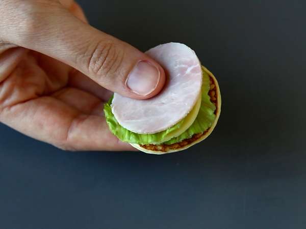 Krožnik blini z nadevi, popoln raznolik aperitiv za praznično sezono - Priprava korak 1