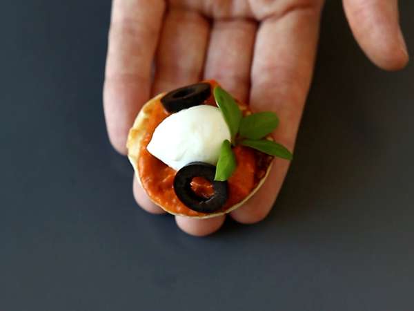 Krožnik blini z nadevi, popoln raznolik aperitiv za praznično sezono - Priprava korak 3