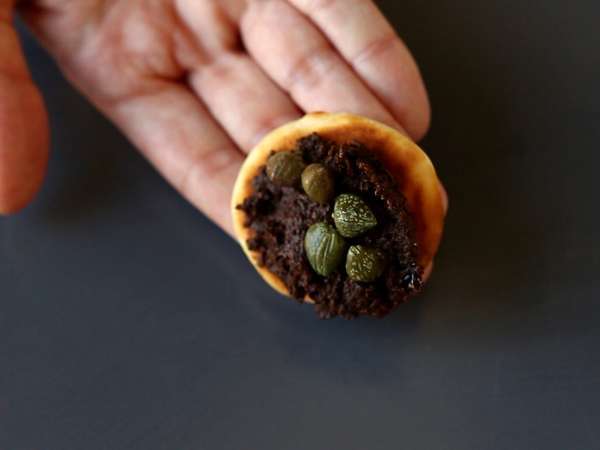 Krožnik blini z nadevi, popoln raznolik aperitiv za praznično sezono - Priprava korak 4