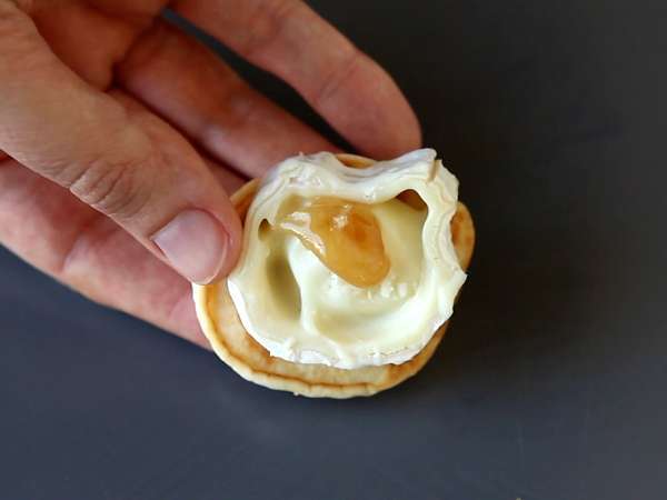 Krožnik blini z nadevi, popoln raznolik aperitiv za praznično sezono - Priprava korak 5