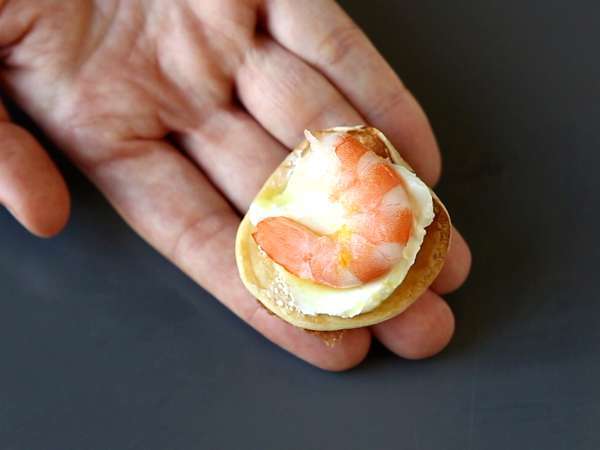 Krožnik blini z nadevi, popoln raznolik aperitiv za praznično sezono - Priprava korak 6